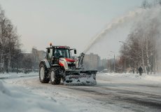 Зимнее содержание дорог: преимущества использования снегоочистителя на тракторной базе